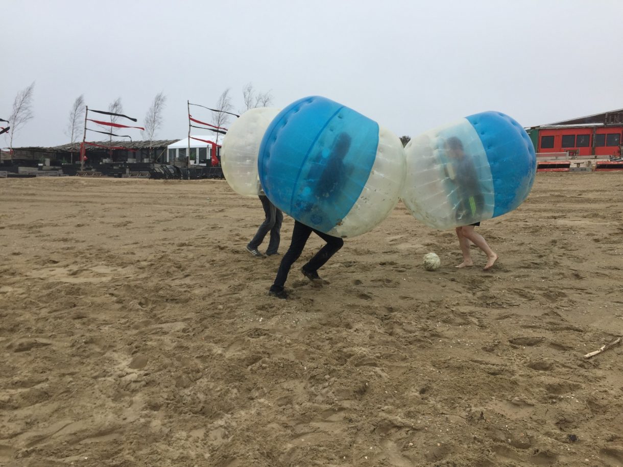 Strandsporten bubble voetbal Expert in Actie