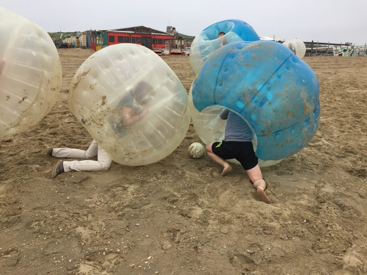 Strandsporten bubble voetbal Expert in Actie